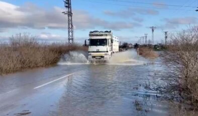 Taşkın suları karayolunu kapattı