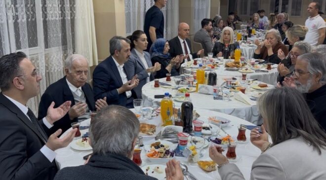 Huzurevi sakinleriyle iftar yaptı