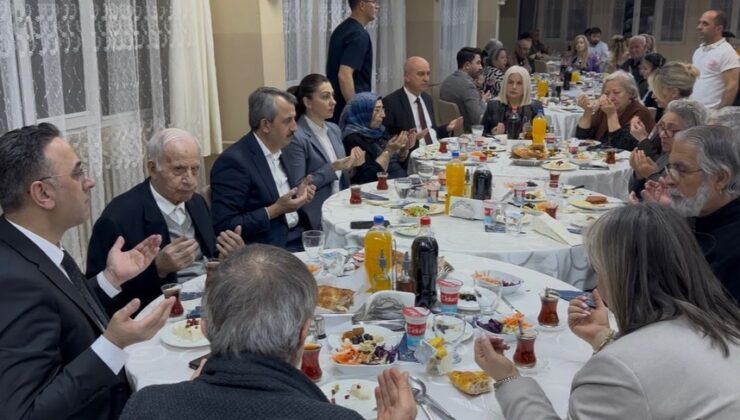 Huzurevi sakinleriyle iftar yaptı