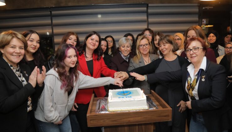 Öğrencilerle aynı sofrayı paylaştı