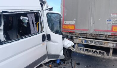 İşçi servisi ile TIR çarpıştı