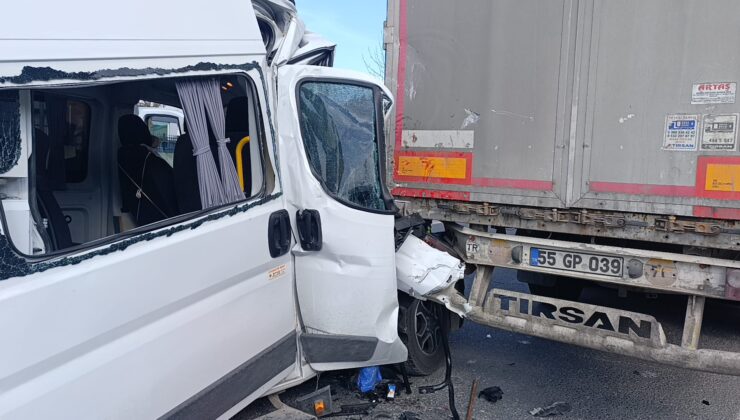 İşçi servisi ile TIR çarpıştı