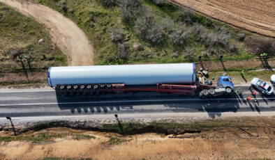 Rüzgar türbini taşıyan TIR devrildi