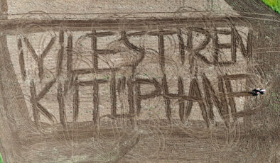 Tarlaya pullukla “İyileştiren kütüphane” yazdı