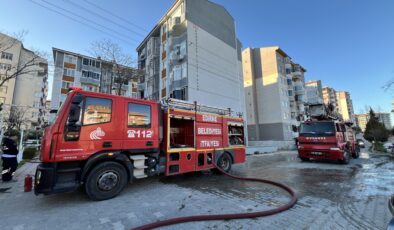 Apartmanın çatı katında yangın
