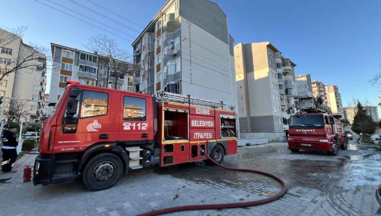 Apartmanın çatı katında yangın