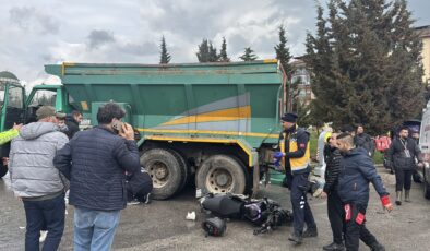 Kamyonla motosiklet çarpıştı