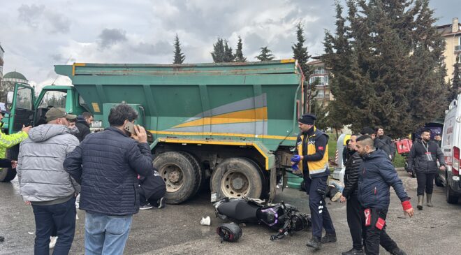Kamyonla motosiklet çarpıştı