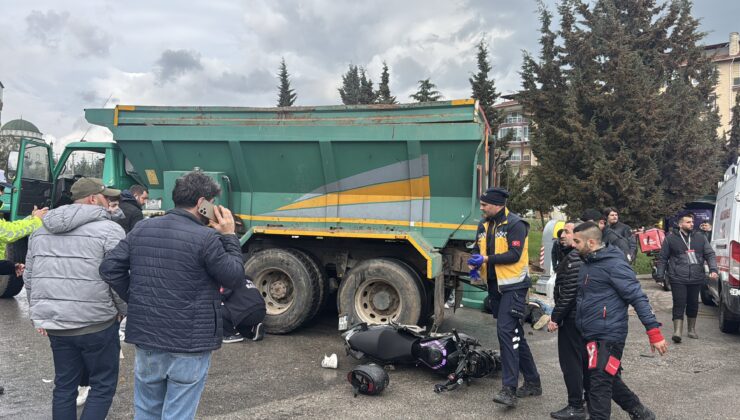Kamyonla motosiklet çarpıştı