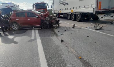 Otomobil TIR’a çarptı