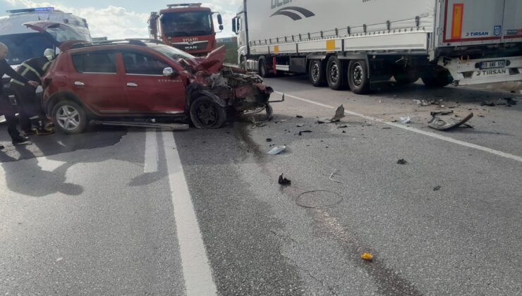 Otomobil TIR’a çarptı