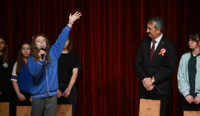 İstiklal Marşı’nı okuyan öğrenci duygulandırdı