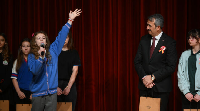 İstiklal Marşı’nı okuyan öğrenci duygulandırdı