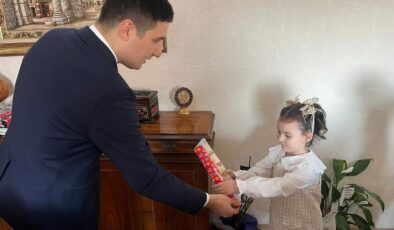 Kaymakam Tutar’dan miniklere hediyeler