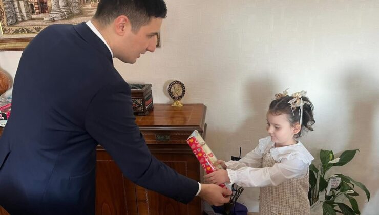 Kaymakam Tutar’dan miniklere hediyeler