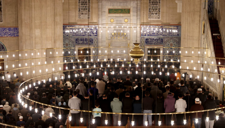 Kadir Gecesi dualarla idrak edildi
