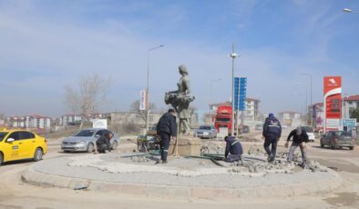 “Üzüm toplayan kız” heykeline dokunuş