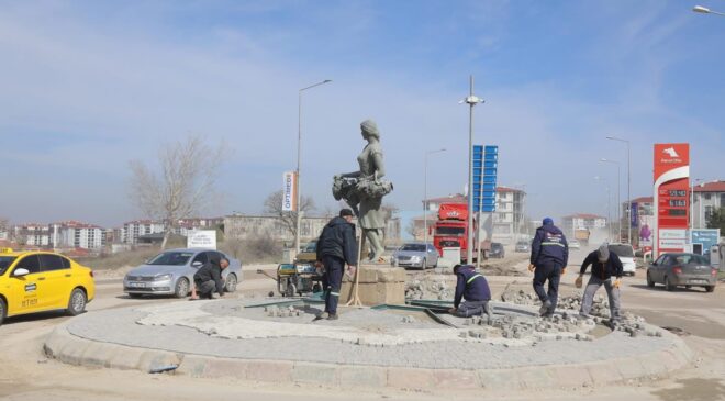 “Üzüm toplayan kız” heykeline dokunuş