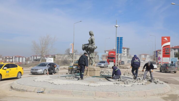 “Üzüm toplayan kız” heykeline dokunuş