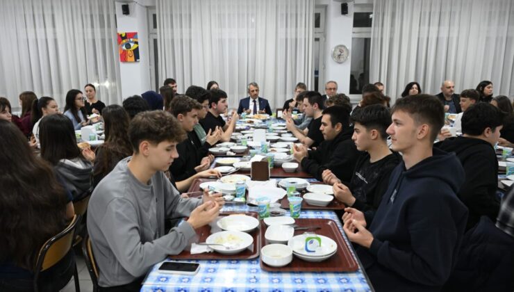 Lise öğrencileriyle iftarda buluştu