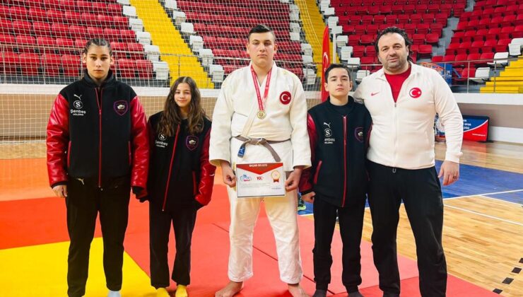Ahmet Efe’den altın madalya