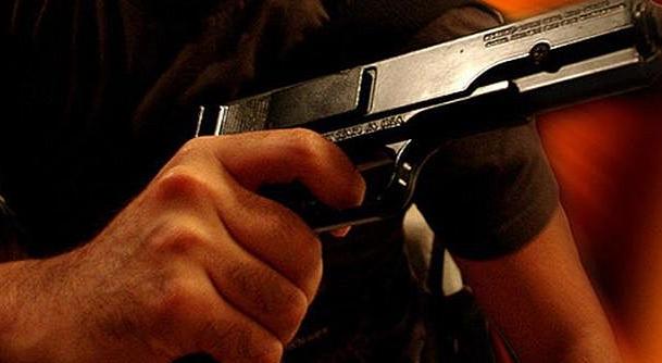 Alkol aldığı sırada arkadaşını yaraladı