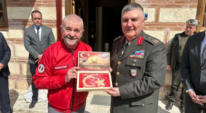 Badem ezmesinden Türk bayrağı