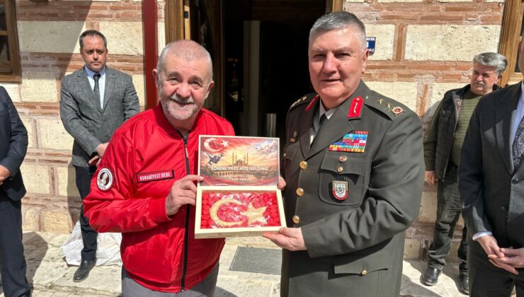 Badem ezmesinden Türk bayrağı