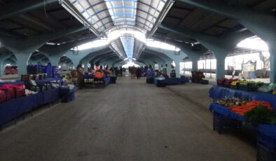 Pazarcı sinek avladı