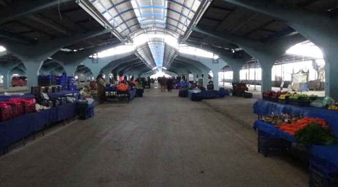 Pazarcı sinek avladı