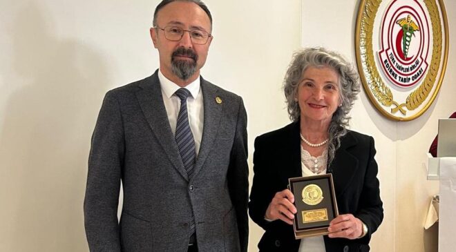 Dr. İnayet Dikim’e 50. yıl plaketi