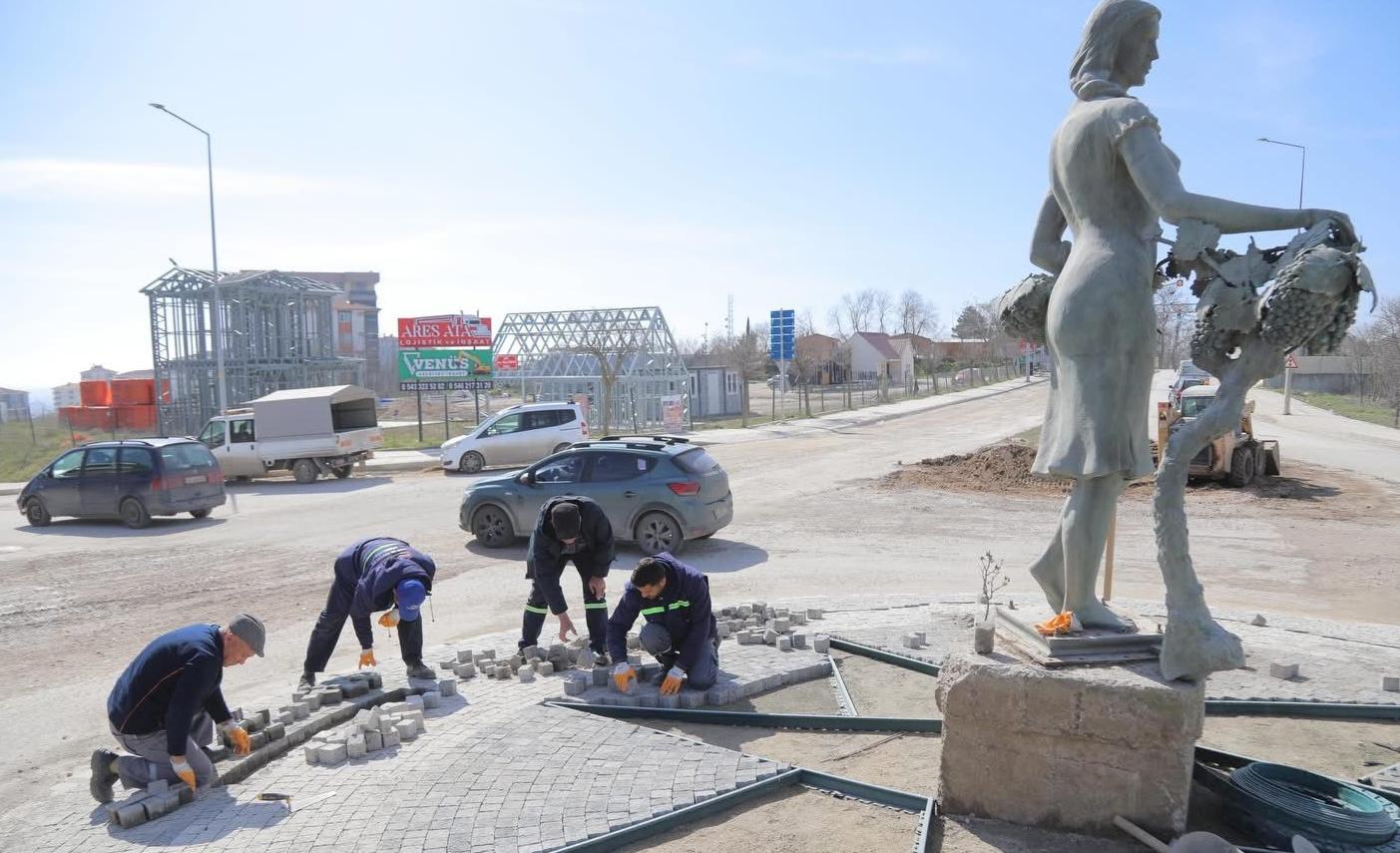 “Üzüm toplayan kız” heykeline dokunuş