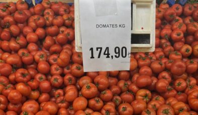 Etiketi gören kafasını çeviriyor