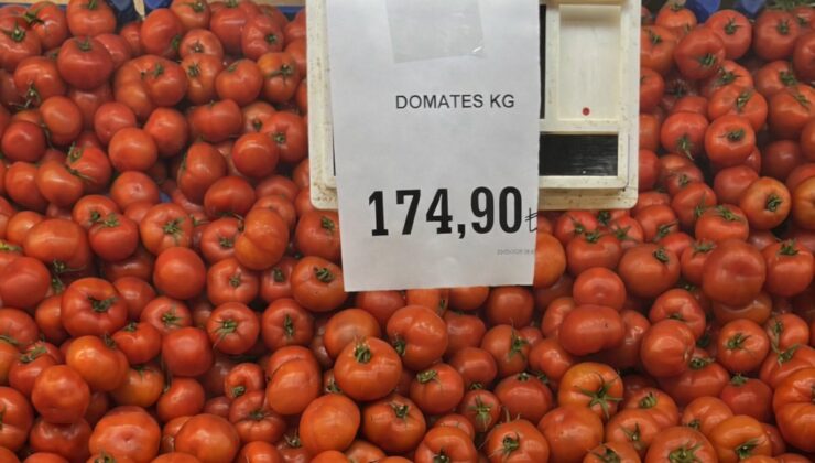 Etiketi gören kafasını çeviriyor