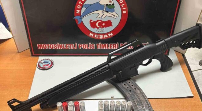 Halıya sarılı ruhsatsız tüfek bulundu