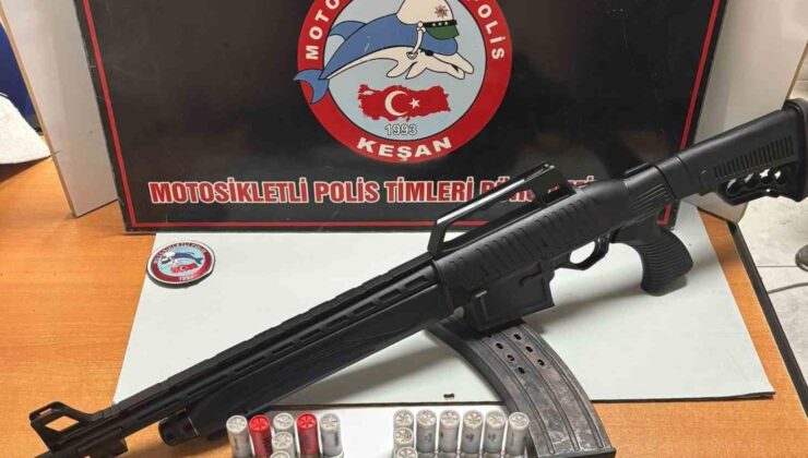 Halıya sarılı ruhsatsız tüfek bulundu