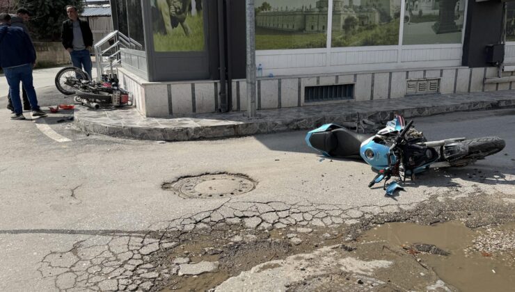 Kaza, bıçaklı kavgaya döndü