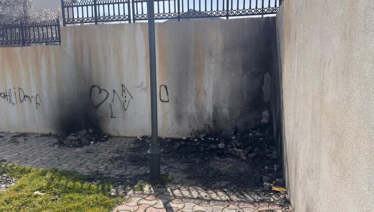 Çocuk parkında ateş yaktılar!