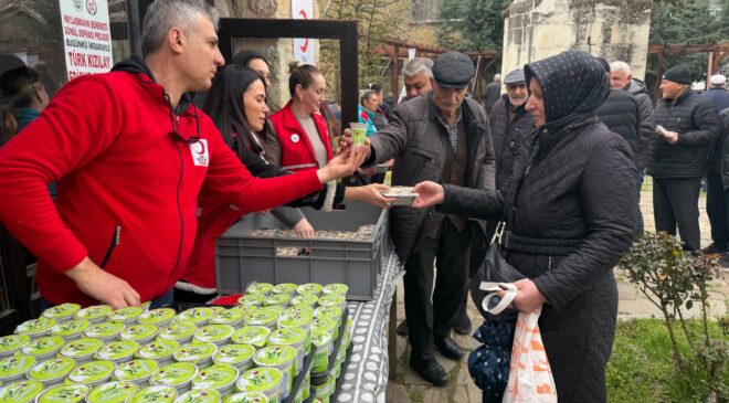 Kızılay’dan vatandaşlara pilav ikramı