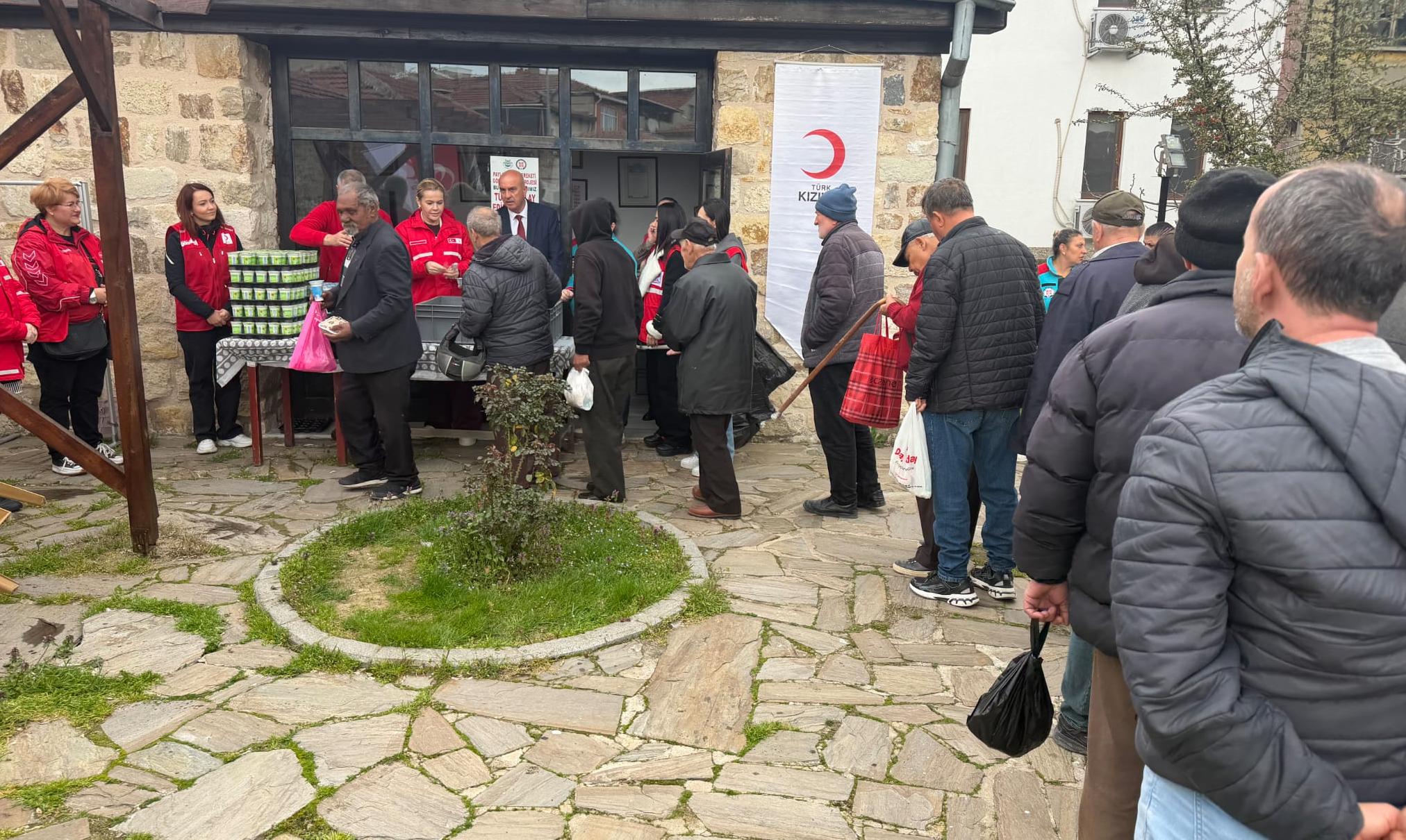 Kızılay’dan vatandaşlara pilav ikramı