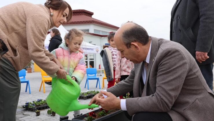 Minik öğrenciler çiçek dikti