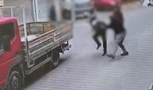 Önünü kestiler, döverek hastanelik ettiler