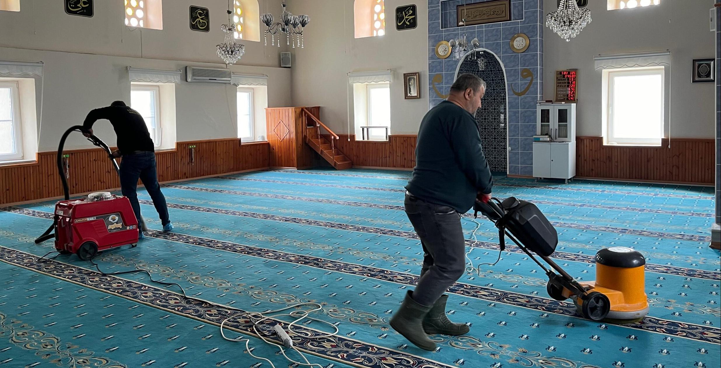 Camilerde detaylı temizlik