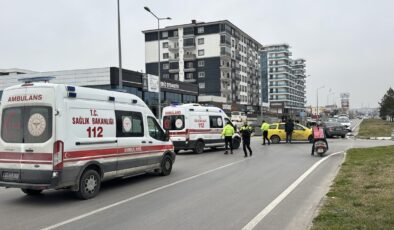 Ticari taksiyle otomobil çarpıştı