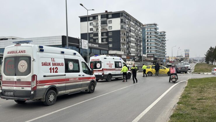 Ticari taksiyle otomobil çarpıştı