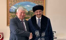 Vali Sezer ‘Çapan’ giydi