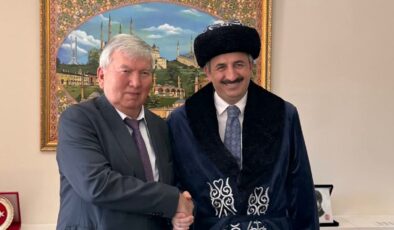 Vali Sezer ‘Çapan’ giydi