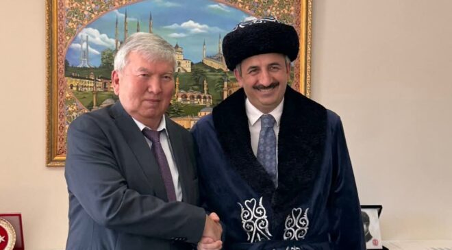 Vali Sezer ‘Çapan’ giydi