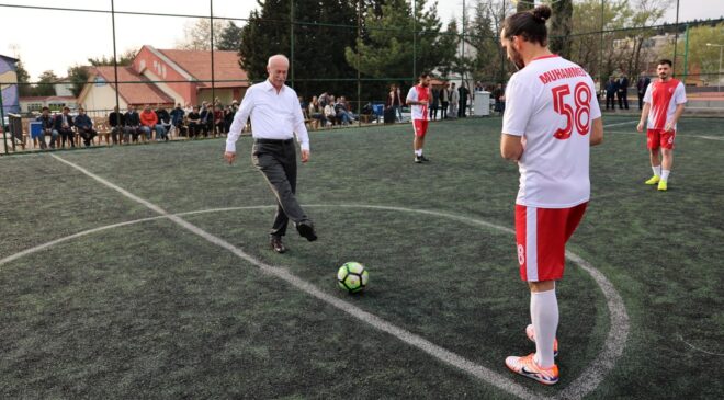 İlk vuruş Rektör Hatipler’den