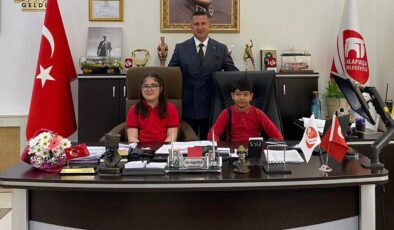 Bir koltukta iki çocuk başkan